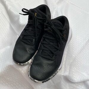 Under Armour men’s 7.5, women’s 9, basketball shoe, never worn outdoors.